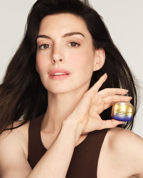 Creme de Olhos Shiseido Vital Perfection Uplifting And Firming Advanced Eye Cream